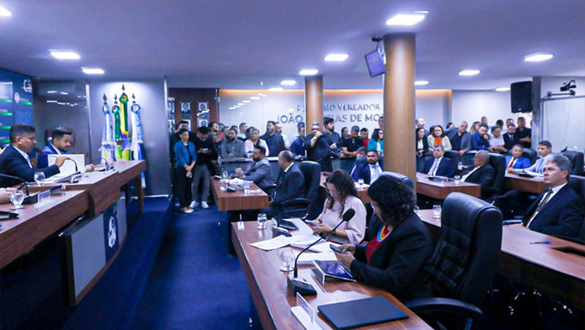 Imagem 1 -  A Reforma Administrativa aprovada propõe uma nova configuração das secretarias municipais, incluindo o desmembramento e a criação de novas pastas. Segundo o projeto, a reforma visa agilizar as ações do Executivo, proporcionando a ampliação e melhorias dos serviços prestados à população.  De acordo com o vereador Alex do Frango (PSD), líder do Governo na Câmara, a aprovação do projeto representa um avanço para Mossoró. “Conseguimos aprovar projetos importantes, que valorizam nossos servidores, criando novas secretarias para dar continuidade ao crescimento e desenvolvimento da nossa cidade”, destacou.