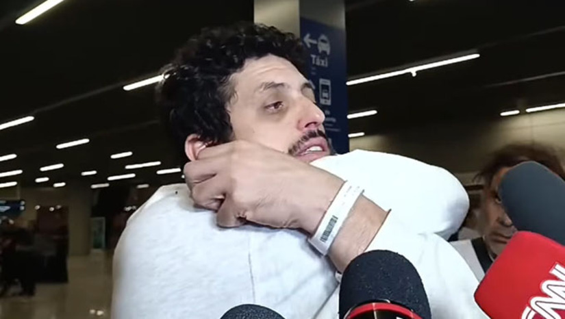 Imagem 1 -  Luis Fernando Caetano Costa contou que não foi agredido, mas falou que testemunhou 4 companheiros de voo que foram. “Os caras meteram porretes neles, jogaram no chão, chutaram. Teve um que os caras pegaram ele pelo pescoço até desmaiar”, contou. Vários outros deportados mostraram marcas de agressões. O Governo Brasileiro falou que está reunindo informações para pedir explicações ao Governo do Estados Unidos.