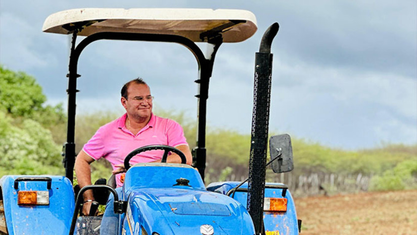 Imagem 1 -  O prefeito Raimundo Pezão explica que a Prefeitura investe de R$ 200 mil para apoiar o corte de terra para o pequeno produtor e o governo do Estado, através da EMATER, distribui sementes de milho, feijão e sorgo para os agricultores. O trabalho começou no dia 20 de janeiro e vai até o final de fevereiro. Deve beneficiar diretamente cerca de mil agricultores.