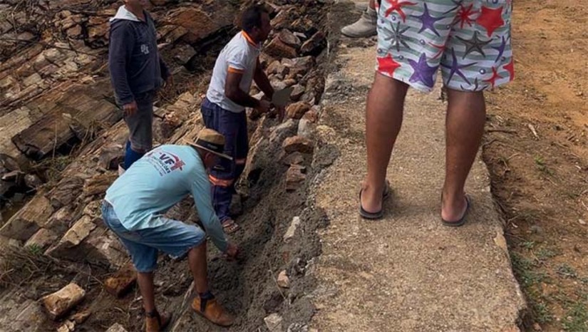 Imagem 1 -  A Prefeitura forneceu os materiais e equipamentos necessários para a reforma. Enquanto isso, mais de 15 moradores da região se uniram, oferecendo sua mão de obra e dedicação para a execução dos trabalhos. A medida preventiva se mostra essencial, uma vez que o rompimento do açude poderia acarretar o comprometimento de outros cinco açudes, ampliando consideravelmente os riscos de inundações e prejuízos para os moradores.