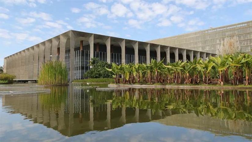 Imagem 1 -  O Governo brasileiro quer explicações sobre denúncia de maus-tratos. Durante a reunião, o Itamaraty solicitou esclarecimentos do governo americano sobre o tratamento dispensado a brasileiros deportados em um voo fretado pelos Estados Unidos, que chegou ao país na última sexta-feira (24). A Embaixada dos Estados Unidos confirmou a realização do que chamou de uma "reunião técnica" com autoridades do Ministério das Relações Exteriores, mas não deu detalhes sobre o que foi conversado no encontro.