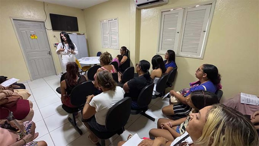 Imagem 1 -  A psicóloga Érika Pedrosa destacou que "cuidar da saúde mental é essencial para uma vida equilibrada. É um ato de amor próprio e cuidado com os outros”.  Durante a campanha, a população é convidada a participar de palestras, rodas de conversa e atendimentos psicológicos gratuitos, promovendo o diálogo sobre o tema e incentivando a busca por cuidados emocionais.