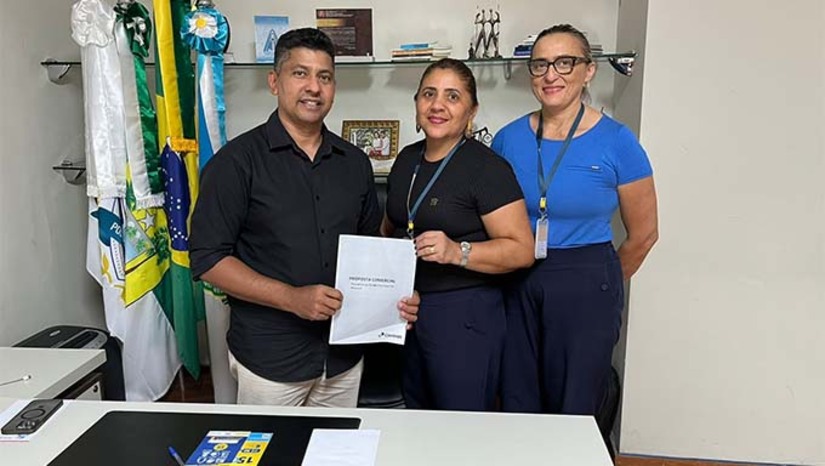 Imagem 1 - A presidência da Câmara Municipal de Mossoró (CMM) e representantes dos Correios, discutiram a viabilidade de um projeto destinado ao ordenamento dos números residenciais nas ruas de Mossoró. O encontro teve como proposta alinhar as primeiras ideias para que a numeração das casas siga uma ordem sequencial, facilitando a localização e identificação dos endereços, o que promete melhorar a eficiência na entrega de correspondências e serviços de logística em geral. Imagem 1 - A presidência da Câmara Municipal de Mossoró (CMM) e representantes dos Correios, discutiram a viabilidade de um projeto destinado ao ordenamento dos números residenciais nas ruas de Mossoró. O encontro teve como proposta alinhar as primeiras ideias para que a numeração das casas siga uma ordem sequencial, facilitando a localização e identificação dos endereços, o que promete melhorar a eficiência na entrega de correspondências e serviços de logística em geral.