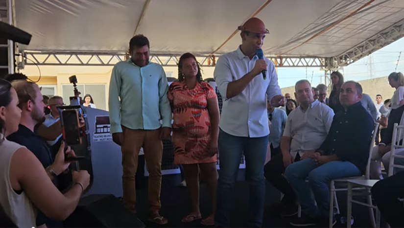 Imagem 1 -  Entre as vidas transformadas, está a família de Lúcio Fláviom, que ganha a vida catando latinhas e plástico. Ele morava numa garagem com a mulher e dois filhos no bairro Santa Delmira.  “Estou me sentindo muito feliz, em saber que minha filha, meus dois filhos, vai ter conforto para viver. Agora tenho um teto para morar, né”, comemora Lúcio Flávio.