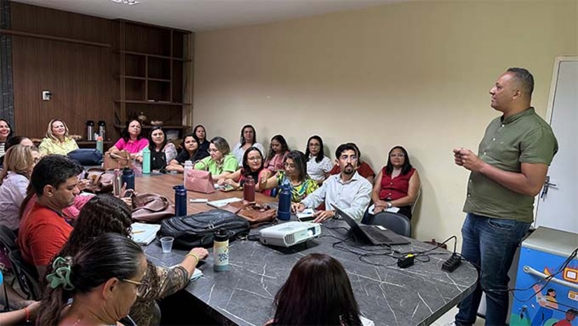 Imagem 1 -  Equipes de supervisores e coordenadores pedagógicos da secretaria de Educação da Serra do Mel, se reuniram com a secretária Milane Azevedo na manhã desta quinta-feira (30), para discutir estratégias educacionais para o ano letivo de 2025. Durante o encontro, foi apresentado recursos tecnológicos inovadores para as escolas. Os profissionais também participaram de uma capacitação com o objetivo de multiplicar o conhecimento entre os professores e aprimorar as práticas didáticas.