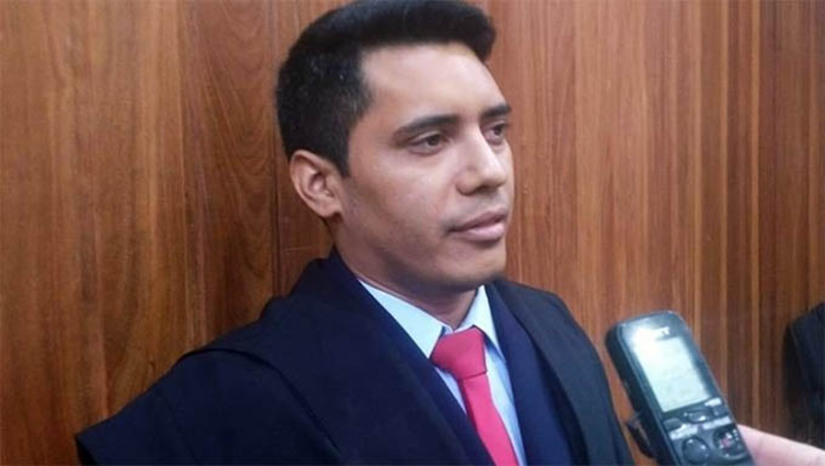 Imagem 1 -  Justiça decreta prisão preventiva de advogado caicoense por representar risco à sociedade. Allysson Agostinelli Dantas dos Santos, que está com sua inscrição na OAB suspensa, havia sido preso em flagrante por um crime de trânsito em 2024, recebeu liberdade provisória mediante o uso de tornozeleira eletrônica, suspensão da CNH e internação psiquiátrica compulsória. No entanto, não há registro de que o monitoramento eletrônico tenha sido efetivado, e ele permaneceu internado até 13 de janeiro de 2025, quando recebeu alta médica. Após ser solto, ele se envolve em novo acidente de trânsito e fugiu do local. A informação sobre a decretação da prisão preventiva foi divulgada pelo Blog Sidney Silva.