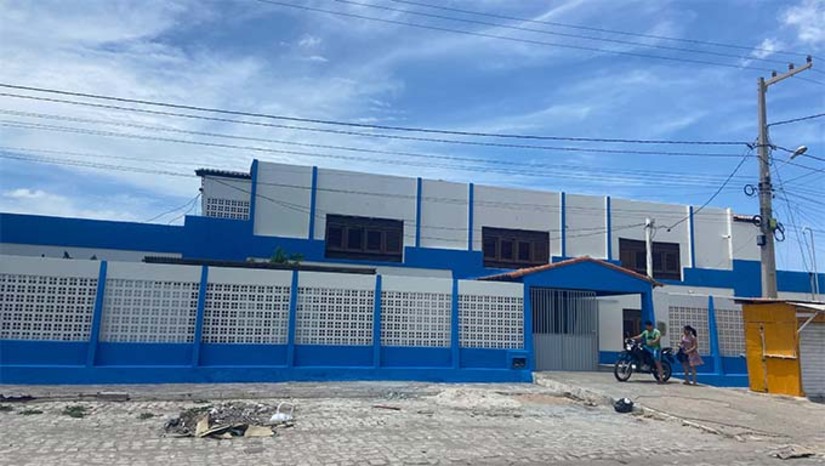 Imagem 1 -  Pela primeira vez, a Prefeitura entregará além de fardamento, a mochila e o kit de material escolar completo, com vários itens para todos os estudantes de Grossos. Cerca de 1.400 alunos serão beneficiados. Para 2025, todas as oito escolas do município estão passando por reparos essenciais, como pintura, reparo nos banheiros, piso, colocação de janelas, manutenção da parte elétrica e hidráulica, limpeza geral, além da manutenção de carteiras e mobília para garantir uma ambiente seguro e confortável para os alunos e toda comunidade escolar. As aulas da rede municipal de ensino começam no próximo dia 24 de fevereiro.