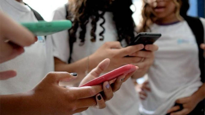 Imagem 1 -  Governo publica decreto que regulamenta restrição de uso de celular por estudantes nas escolas. O de Decreto nº 12.385/2025 foi publicado na edição desta quarta-feira (19) do Diário Oficial da União. Com o decreto, fica estabelecido aos sistemas de ensino e aos estabelecimentos públicos e privados de ensino da educação básica implementar as disposições da Lei nº 15.100 e as normas complementares estabelecidas pelo Conselho Nacional de Educação sobre o tema, com a garantia da adequação ao contexto local e da participação da comunidade escolar, observado o princípio da gestão democrática do ensino público.