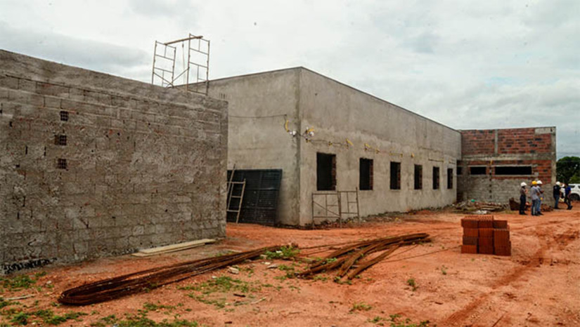 Imagem 1 -  “Essa unidade será um marco para a saúde de Mossoró”, diz secretário sobre nova Policlínica. Com mais de 1.500 metros quadrados de área construída, a Policlínica de Mossoró ampliará o acesso da população a consultas e exames especializados, desafogando o atendimento do PAM do Bom Jardim e fortalecendo a rede municipal de saúde. Com obras em avançando a cada dia, a previsão é que a unidade seja entregue no segundo semestre de 2025, com estrutura moderna e totalmente equipada. 