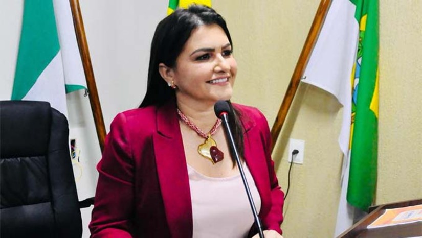 Imagem 1 -  A prefeita Lidiane destacou o avanço em áreas essenciais como saúde, educação e infraestrutura, fruto de um trabalho dedicado e comprometido com a população de Tibau. Grandes investimentos em infraestrutura também foram anunciados. Após a conclusão da Avenida Pedro Marques de Oliveira, a construção de uma nova avenida interligando o lado leste da cidade já está em andamento, com previsão de 6km de extensão e ciclovia.