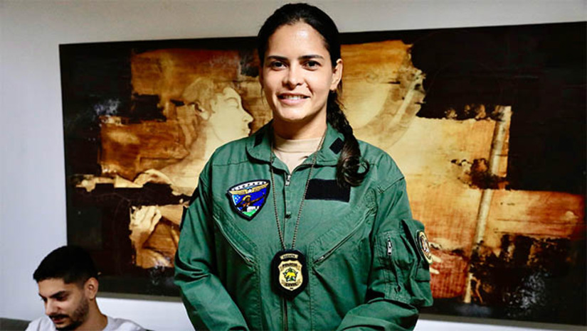 Imagem 1 -  Policial civil de 40 anos será a primeira mulher a comandar helicópteros do CIOPAER no RN. Formada em educação física e professora da rede estadual de educação, a policial civil  Paula Alessandra Medeiros Cardoso está em formação para pilotar um dos dois helicópteros do grupamento, que atua em operações de segurança, salvamento e resgate em todo o Rio Grande do Norte. “Sempre tive vontade de trabalhar com resgate e, na Polícia Civil, encontrei essa oportunidade de ingressar no comando de aeronave. Participei da Operação Verão no ano passado, o que me deu mais experiência. Agora, estou aqui, me preparando para essa nova missão”, disse ela.