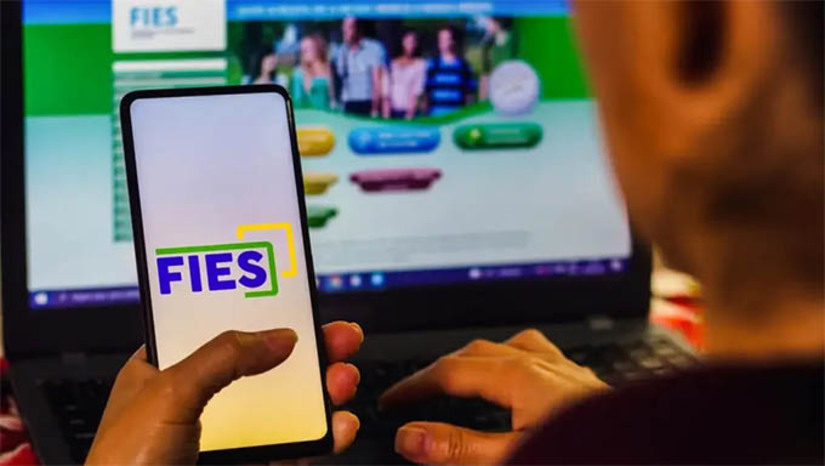 Imagem 1 - Pré-selecionados no Fies do 1º semestre de 2025 devem complementar informações até amanhã, 21. A complementação é realizada exclusivamente pela internet. Na página do Fies, no Portal Acesso Único, é preciso clicar no botão correspondente à complementação e confirmar os dados da inscrição. Neste ano, o Ministério da Educação (MEC) oferta mais de 112 mil vagas, sendo que 67.301 foram ofertadas agora, para o primeiro semestre. As demais vagas serão oferecidas no processo seletivo do Fies do segundo semestre. Imagem 1 - Pré-selecionados no Fies do 1º semestre de 2025 devem complementar informações até amanhã, 21. A complementação é realizada exclusivamente pela internet. Na página do Fies, no Portal Acesso Único, é preciso clicar no botão correspondente à complementação e confirmar os dados da inscrição. Neste ano, o Ministério da Educação (MEC) oferta mais de 112 mil vagas, sendo que 67.301 foram ofertadas agora, para o primeiro semestre. As demais vagas serão oferecidas no processo seletivo do Fies do segundo semestre.