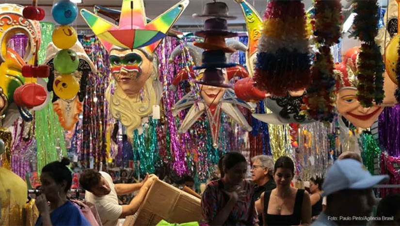 Imagem 1 - Carnaval deve movimentar R$ 40,3 milhões na economia de Mossoró, aponta Fecomercio. Em todo o estado, a quantia estimada é de R$ 552,8 milhões. O valor representa um crescimento de 10,2% em relação ao ano passado, confirmando o impacto positivo da festa para diversos setores da economia do Rio Grande do Norte. Ainda com relação a Mossoró, a pesquisa mostra que 53,8% dos consumidores mossoroenses planejam realizar compras para a folia, mantendo a tendência de alta observada nos últimos anos. Imagem 1 - Carnaval deve movimentar R$ 40,3 milhões na economia de Mossoró, aponta Fecomercio. Em todo o estado, a quantia estimada é de R$ 552,8 milhões. O valor representa um crescimento de 10,2% em relação ao ano passado, confirmando o impacto positivo da festa para diversos setores da economia do Rio Grande do Norte. Ainda com relação a Mossoró, a pesquisa mostra que 53,8% dos consumidores mossoroenses planejam realizar compras para a folia, mantendo a tendência de alta observada nos últimos anos.