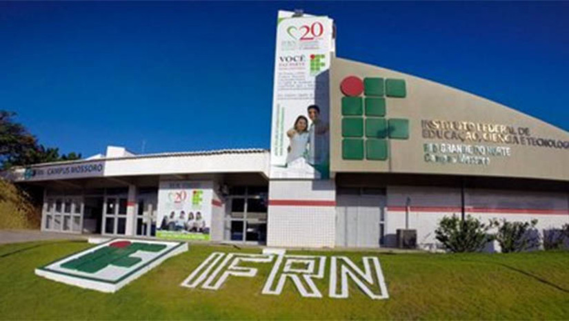 Imagem 1 -  IFRN e SEMJIDH abrem inscrição para 840 vagas em cursos de Formação Inicial e Continuada . A iniciativa tem como objetivo qualificar jovens potiguares em 13 municípios do estado. Podem se inscrever candidatas e candidatos com idade entre 16 e 35 anos na data de início do curso, desde que tenham concluído o ensino fundamental. Algumas formações podem exigir a maioridade como critério específico. As pessoas interessadas devem se inscrever exclusivamente pelo portal do Jovem Potiguar entre os dias 19 de fevereiro e 19 de março. 