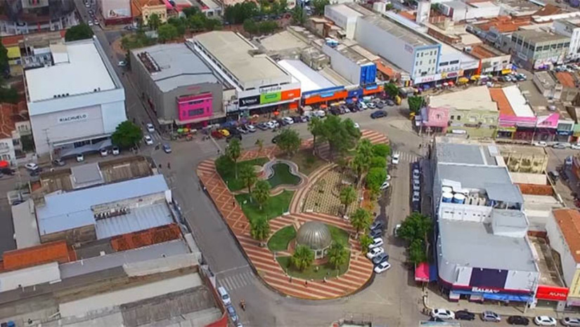 Imagem 1 -  CDL e Sindilojas orientam a população a programar atividades durante o carnaval; confira horários. A população deve ficar atenta ao horário de funcionamento do comércio na cidade de Mossoró durante os festejos de momo. A Câmara de Dirigentes Lojistas (CDL) de Mossoró e o Sindicato do Comércio Varejista de Mossoró (Sindilojas) atualizaram o horário de funcionamento do comércio local durante os 5 dias de folia, que vão de 1 a 5 de março. Mais uma vez, o feriado municipal em celebração ao Dia do Comerciário, celebrado normalmente em 30 de outubro, foi adiantado, por meio de acordo sindical, para a segunda-feira, 3 de março. Neste caso não haverá expediente; veja a programação completa.
