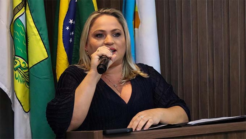 Imagem 1 -  Na leitura da mensagem, Cinthia destacou o programa Acelera Grossos, que pretende transformar a cidade em um grande canteiro de obras. Dentro dessa proposta audaciosa de realizações, a gestora citou o início do recapeamento da Avenida Raimundo Gonçalves e da obra da arena esportiva na comunidade de Boa Esperança, o programa habitacional “Meu lar, meu sonho”, que prevê a construção de mais de 200 moradias, e a valorização do turismo, com eventos que atraem visitantes e geram emprego e renda. Além disso, a gestão tem investido na valorização dos servidores públicos, com o pagamento do piso salarial para enfermeiros, professores e agentes de saúde.