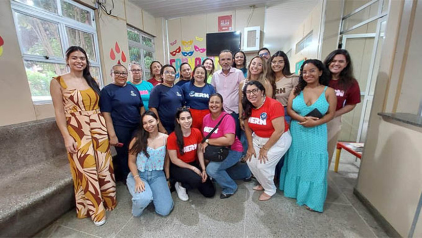 Imagem 1 - “Uern Sangue Bom” leva cerca de 40 doadores para Hemocentro Mossoró. Estudantes, técnicos e terceirizados participaram nesta quarta (19) e quinta (20), do gesto solidário e de amor ao próximo através da campanha. O técnico Luiz Eduardo também foi pela segunda vez. “Estamos próximo ao Carnaval e é um período que sempre precisa de mais doadores. Então, doar sangue é uma forma de ajudar as pessoas”, disse o técnico Luiz Eduardo, que realizou sua doação pela segunda vez. O Hemocentro de Mossoró fica localizado ao lado do HRTM e funciona de segunda a sábado. Imagem 1 - “Uern Sangue Bom” leva cerca de 40 doadores para Hemocentro Mossoró. Estudantes, técnicos e terceirizados participaram nesta quarta (19) e quinta (20), do gesto solidário e de amor ao próximo através da campanha. O técnico Luiz Eduardo também foi pela segunda vez. “Estamos próximo ao Carnaval e é um período que sempre precisa de mais doadores. Então, doar sangue é uma forma de ajudar as pessoas”, disse o técnico Luiz Eduardo, que realizou sua doação pela segunda vez. O Hemocentro de Mossoró fica localizado ao lado do HRTM e funciona de segunda a sábado.