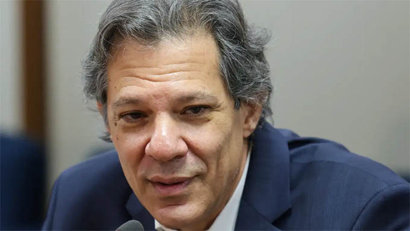 Imagem 1 - Haddad diz que governo vai editar MP para garantir o Plano Safra 2025. “O presidente pediu uma solução imediata para o problema. O fato é que, como não tem o Orçamento aprovado efetivamente, isso coloca problemas na execução orçamentária, o que poderia comprometer o andamento do Plano Safra. Mas em virtude de uma determinação do presidente da República, nós estamos editando uma medida provisória para abrir crédito extraordinário para atender as linhas de crédito do Plano Safra”, afirmou o ministro da Fazenda nesta sexta-feira (21). Imagem 1 - Haddad diz que governo vai editar MP para garantir o Plano Safra 2025. “O presidente pediu uma solução imediata para o problema. O fato é que, como não tem o Orçamento aprovado efetivamente, isso coloca problemas na execução orçamentária, o que poderia comprometer o andamento do Plano Safra. Mas em virtude de uma determinação do presidente da República, nós estamos editando uma medida provisória para abrir crédito extraordinário para atender as linhas de crédito do Plano Safra”, afirmou o ministro da Fazenda nesta sexta-feira (21).