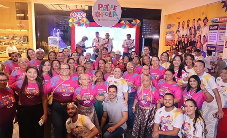 Imagem 1 -  A Prefeitura de Grossos promoveu nesta sexta e sábado o Esquenta do Carnaval na praça de alimentação do Partage Shopping Mossoró. O evento contou com a presença da prefeita Cinthia Sonale, de artistas grossenses e a participação especial de uma banda de frevo e da animação contagiante do Grupo Reviver, que encantou o público presente. O Carnaval de Grossos começa na próxima sexta-feira (28) e só termina no dia 5 com a “Quarta de Mel”. Com uma infraestrutura ampliada e medidas de segurança reforçadas, a expectativa é que o carnaval grossense atraia visitantes de toda a região, consolidando-se como um dos principais destinos da folia no RN.