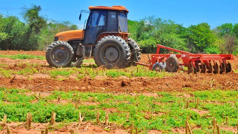 Imagem 1 -  O Desenrola Rural tem como objetivo oferecer condições para a liquidação e a renegociação de dívidas, em situação de inadimplência, destinado a todas as agricultoras e agricultores familiares, pescadores artesanais, povos e comunidades tradicionais, cooperativas da agricultura familiar, produtores com dívidas do Pronaf e outras junto às instituições financeiras, com descontos e condições especiais para que produtores possam regularizar sua situação financeira e continuar investindo em sua produção.