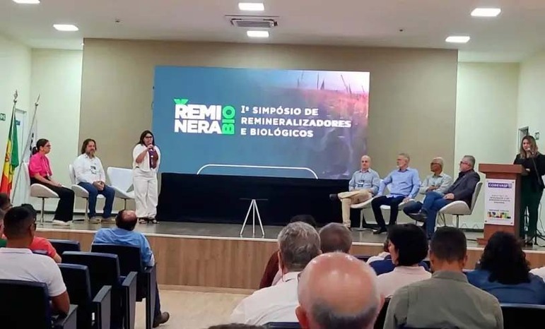 Imagem 1 - Dez fruticultores potiguares do Distrito Irrigado do Baixo-Açu (DIBA), grupo apoiado pelo Sebrae, participaram em Petrolina (PE), de um simpósio com o intuito de aproximar os produtores de soluções inovadoras que impulsionem a produção irrigada de frutas no DIBA. A missão empresarial é parte das ações desenvolvidas pelo Projeto de Fruticultura do Sebrae RN com produtores de frutas do Diba, que conta co orientação, assistência técnica e consultorias, para fomentar oa acesssoo mercado e fortalecer a fruticultura na região. Imagem 1 - Dez fruticultores potiguares do Distrito Irrigado do Baixo-Açu (DIBA), grupo apoiado pelo Sebrae, participaram em Petrolina (PE), de um simpósio com o intuito de aproximar os produtores de soluções inovadoras que impulsionem a produção irrigada de frutas no DIBA. A missão empresarial é parte das ações desenvolvidas pelo Projeto de Fruticultura do Sebrae RN com produtores de frutas do Diba, que conta co orientação, assistência técnica e consultorias, para fomentar oa acesssoo mercado e fortalecer a fruticultura na região.