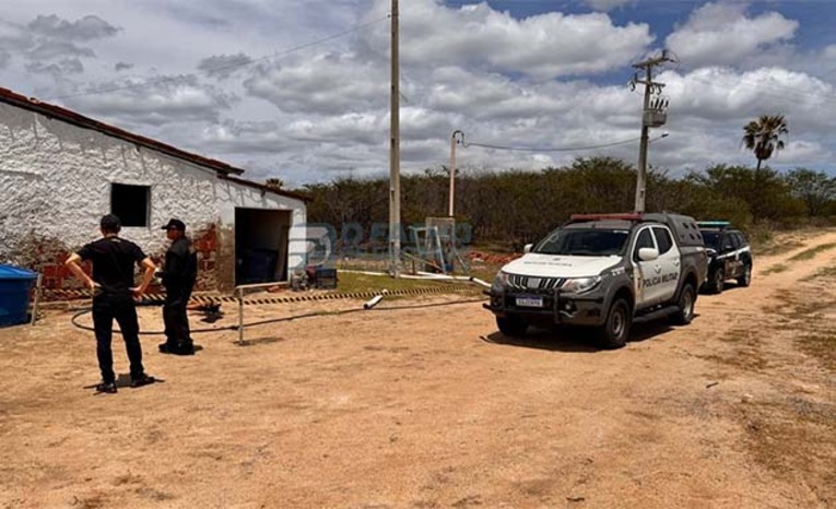Imagem 1 -  Três homens armados invadiram a propriedade e anunciaram o assalto, efetuando vários disparos. Uma das vítimas reagiu, entrou em luta corporal com um dos suspeitos e conseguiu tomar a arma. Em seguida, efetuou um disparo que atingiu o suspeito na região do olho. Os outros dois comparsas fugiram pelo matagal. O suspeito morreu no local. A Polícia Militar de Grossos isolou a área e solicitou reforços para realizar buscas na mata. Nenhum suspeito foi capturado. A Polícia Civil e o Instituto Técnico-Científico de Perícia (ITEP) também foram acionados para remover o corpo e iniciar as investigações. O caso será investigado pela 44ª Delegacia de Polícia Civil.