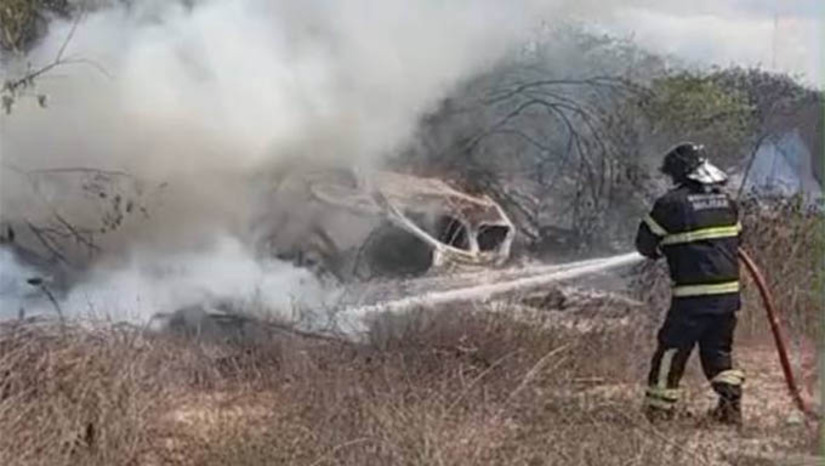 Imagem 1 -  Carro capota e em seguida pega fogo próximo à comunidade Gangorra, na RN-013. O caso aconteceu na tarde desta segunda-feira (24). Segundo informações do Corpo de Bombeiros, duas guarnições foram acionadas ao local, a de resgate, para possível retirada de vítimas das ferragens, e outra para controlar as chamas. Quando os militares chegaram ao local, no entanto, o condutor do veículo já havia sido socorrido para o HRTM, em Mossoró, por uma ambulância do Samu. Ainda não é possível identificar o que teria provocado o acidente. O estado de saúde do motorista é desconhecido. 