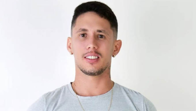 Imagem 1 - Dixseptiense é encontrado morto de forma brutal em Ipojuca, em Pernambuco. Segundo informações de amigos, o profissional de educação física Francisco Oderivan da Silva Souza, de 30 anos, havia saído de Natal, onde residia há dois anos, para uma evento em Pernambuco, na sexta-feira (21). O potiguar foi morto de forma brutal, a pauladas e cutiladas, amarrado e jogado próximo à uma estrada. O corpo foi encontrado no sábado, mas a família e amigos, que já vinham realizando buscas, só tomaram conhecimento na manhã desta segunda-feira (24), após um blog local publicar a notícia. Ainda não há qualquer informação sobre o que teria motivado o crime e nem sobre a autoria. Imagem 1 - Dixseptiense é encontrado morto de forma brutal em Ipojuca, em Pernambuco. Segundo informações de amigos, o profissional de educação física Francisco Oderivan da Silva Souza, de 30 anos, havia saído de Natal, onde residia há dois anos, para uma evento em Pernambuco, na sexta-feira (21). O potiguar foi morto de forma brutal, a pauladas e cutiladas, amarrado e jogado próximo à uma estrada. O corpo foi encontrado no sábado, mas a família e amigos, que já vinham realizando buscas, só tomaram conhecimento na manhã desta segunda-feira (24), após um blog local publicar a notícia. Ainda não há qualquer informação sobre o que teria motivado o crime e nem sobre a autoria.