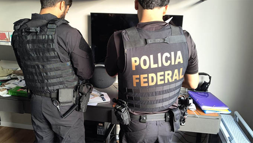 Imagem 1 -  PF e RFB investigam empresa suspeita de crimes contra o sistema financeiro e lavagem de dinheiro. A empresa investigada, Alpha Energy Capital, que possui escritórios em Natal/RN e Barueri/SP, promovia a captação de recursos de investidores sob a promessa de rendimentos muito acima dos praticados no mercado, supostamente obtidos por meio da comercialização de créditos de energia solar. O grupo atraía pessoas de diversas regiões, comprometendo-se a pagar um rendimento mensal entre 4% e 5%, o que se revelou insustentável e com fortes indícios de fraude. O líder da organização criminosa foi preso nesta terça-feira (25). A PF ainda está cumprindo 18 mandados de busca e apreensão nas cidades de Natal/RN, Barueri/SP e Goiânia/GO.