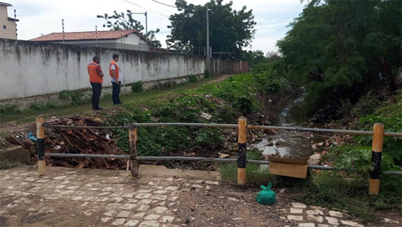 Imagem 1 -  Descarte inadequado de lixo é uma das principais causas de obstrução de canais e bueiros. A  Defesa Civil de Mossoró intensifica ações preventivas e reforça a importância do descarte correto de resíduos, visando reduzir transtornos, evitar alagamentos e garantir a segurança da população, tanto na zona urbana quanto na zona rural do município. O descarte inadequado de lixo compromete o escoamento da água e aumenta o risco de inundações. 