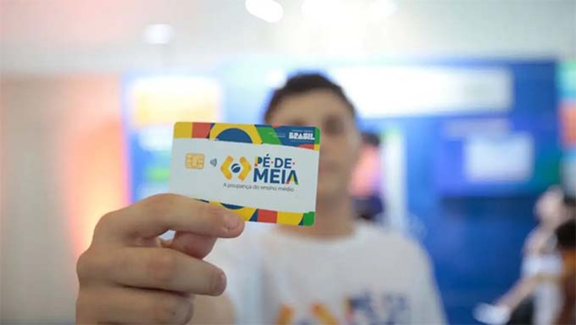 Imagem 1 -  Recebem nesta terça (25) e quarta-feira (26), a parcela de R$ 1 mil, os estudantes que concluíram o terceiro ano em 2024. Outros R$ 200 serão depositados nas contas dos beneficiários do programa que, além de terem sido aprovados, participaram dos dois dias da última edição do Exame Nacional do Ensino Médio (Enem).  O dinheiro cai nas contas que foram abertas automaticamente pela Caixa Econômica Federal em nome dos jovens, conforme a data de nascimento. 