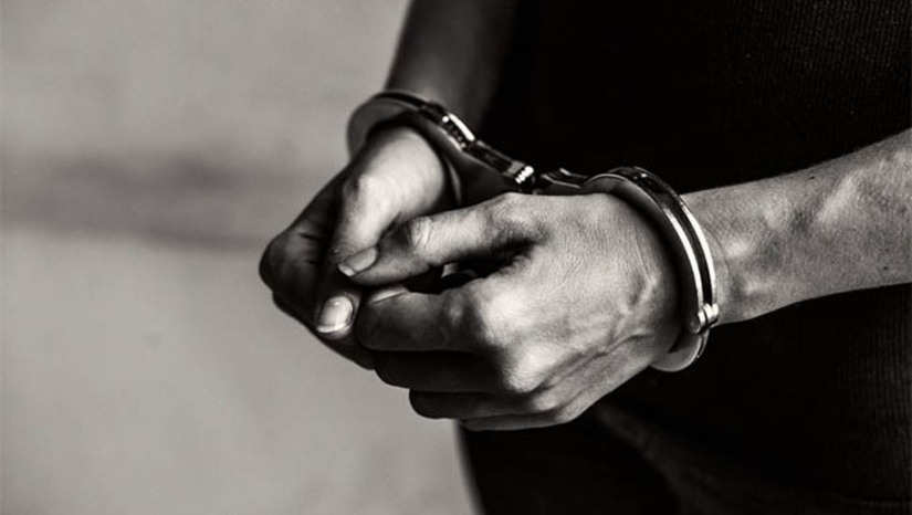 Imagem 1 - Suspeito de abusar de uma adolescente de 12 anos em Frutuoso Gomes é preso em Mossoró. O crime aconteceu no dia 30 de outubro de 2024. O suspeito, um homem de 21 anos, foi preso nesta terça-feira (25), em uma ação conjunta das equipes da Delegacia de Almino Afonso e da Divisão de Polícia do Oeste (DIVIPOE). De acordo com as investigações, a vítima estava reunida em uma praça com amigos, quando resolveu ir pra casa e o suspeito se ofereceu para levá-la. No caminho, a levou para para outro local e cometeu o crime. Imagem 1 - Suspeito de abusar de uma adolescente de 12 anos em Frutuoso Gomes é preso em Mossoró. O crime aconteceu no dia 30 de outubro de 2024. O suspeito, um homem de 21 anos, foi preso nesta terça-feira (25), em uma ação conjunta das equipes da Delegacia de Almino Afonso e da Divisão de Polícia do Oeste (DIVIPOE). De acordo com as investigações, a vítima estava reunida em uma praça com amigos, quando resolveu ir pra casa e o suspeito se ofereceu para levá-la. No caminho, a levou para para outro local e cometeu o crime.