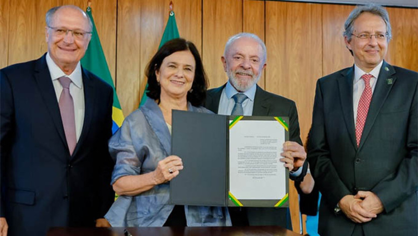 Imagem 1 -  Brasil terá vacina 100% nacional e de dose única contra a Dengue a partir de 2026. O anúncio foi feito nesta terça-feira (25). A partir de 2026, serão 60 milhões de doses anuais, com possibilidade de ampliação conforme a demanda e a capacidade produtiva. A iniciativa integra uma estratégia de fortalecimento da indústria brasileira, para dar autonomia e buscar novas soluções para o SUS. O objetivo é atender a população elegível pelo Programa Nacional de Imunizações (PNI) entre 2026 e 2027, que contempla a população de dois anos a 59 anos.