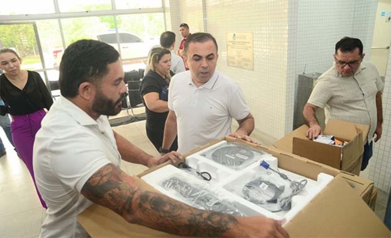 Imagem 1 - Foram entregues 17 equipamentos, incluindo computadores, centrais de ar, máquina de gelo e esteira, garantindo mais estrutura para os atendimentos no CER, que é referência no acompanhamento de crianças com autismo e reabilitação especializada. Além da entrega, Marcos Medeiros destacou a convocação de mais 100 aprovados nos concursos da Prefeitura, sendo 68 da área da saúde. Imagem 1 - Foram entregues 17 equipamentos, incluindo computadores, centrais de ar, máquina de gelo e esteira, garantindo mais estrutura para os atendimentos no CER, que é referência no acompanhamento de crianças com autismo e reabilitação especializada. Além da entrega, Marcos Medeiros destacou a convocação de mais 100 aprovados nos concursos da Prefeitura, sendo 68 da área da saúde.