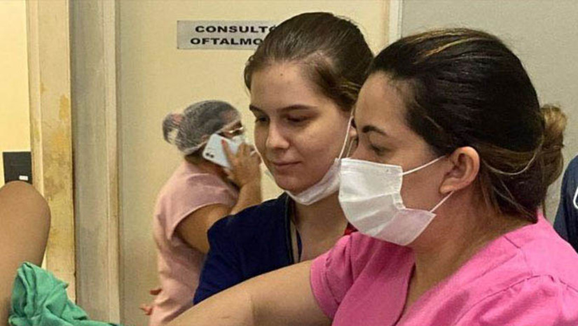 Imagem 1 -  Jovem A jovem, que reside na zona rural de Apodi, pediu inicialmente atendimento médico no hospital de Felipe Guerra-RN, por sentir fortes dores abdominais. Os médicos desconfiaram que era apendicite e a transferiram para o Hospital Regional Tarcísio Maia, em Mossoró, onde a médica e também enfermeira obstetra Mayara Sousa percebeu, que na verdade, a jovem, apesar de negar, estava em trabalho de parto. Bebê e mãe estão no Hospital Maternidade Almeida Castro, devendo receber alta nesta quarta-feira, 26.de 18 anos chega ao hospital com suspeita de apendicite e tem um bebe de 3,3 quilos. 