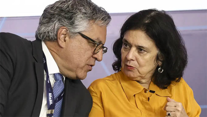 Imagem 1 - Por meio de nota, Governo Federal informa troca de comando na pasta da saúde. A mudança aconteceu nesta terça-feira (25), após reunião do presidente Lula com a então ministra da Saúde, Nísia Trindade. Segundo a nota, o presidente agradeceu à ministra pelo trabalho e dedicação à frente do ministério, que passará a ter como titular o atual ministro das Relações Institucionais, Alexandre Padilha. A posse do novo ministro está marcada para 6 de março. O Planalto não deu explicações sobre o motivo da mudança. Imagem 1 - Por meio de nota, Governo Federal informa troca de comando na pasta da saúde. A mudança aconteceu nesta terça-feira (25), após reunião do presidente Lula com a então ministra da Saúde, Nísia Trindade. Segundo a nota, o presidente agradeceu à ministra pelo trabalho e dedicação à frente do ministério, que passará a ter como titular o atual ministro das Relações Institucionais, Alexandre Padilha. A posse do novo ministro está marcada para 6 de março. O Planalto não deu explicações sobre o motivo da mudança.