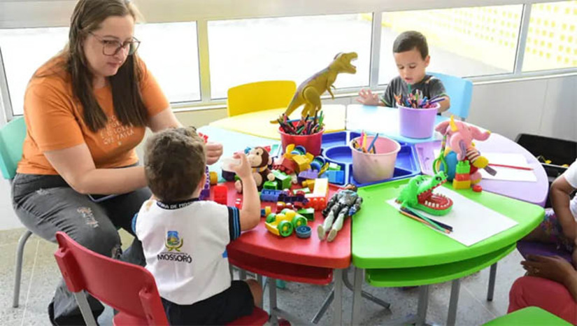 Imagem 1 -  Mossoró registrou a maior taxa de crianças de 0 a 3 anos na pré-escola em 2022. A frequência escolar e o nível de instrução da população brasileira foi divulgada nesta quarta-feira (26), pelo IBGE. Os dados revelaram que o grupo de pessoas de 6 a 14 anos apresentou a maior taxa de frequência escolar no Brasil (98,26%), tendência observada em todas as regiões e estados, incluindo o RN (98,50%). No estado, 32,55% das crianças de 0 a 3 anos estavam em creches, percentual superior ao do Nordeste, mas inferior ao nacional. Entre os municípios analisados, Mossoró registrou a maior taxa de crianças de 0 a 3 anos na pré-escola (31,59%). 