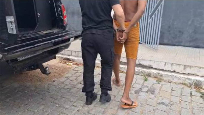 Imagem 1 - Suspeito de manter a ex em cárcere privado e agredi-la é preso em Jucurutu. A prisão do suspeito, um homem de 30 anos, aconteceu nesta quarta-feira (26). As diligências foram iniciadas após o recebimento de uma denúncia anônima. Durante a ação, os policiais encontraram a vítima trancada dentro de casa com cadeados, impedida de sair e de manter contato com familiares. No decorrer das investigações, constatou-se que o suspeito exercia controle absoluto sobre a rotina da vítima, monitorando suas interações, restringindo atendimentos médicos, dificultando qualquer comunicação externa e a agredindo constantemente. Imagem 1 - Suspeito de manter a ex em cárcere privado e agredi-la é preso em Jucurutu. A prisão do suspeito, um homem de 30 anos, aconteceu nesta quarta-feira (26). As diligências foram iniciadas após o recebimento de uma denúncia anônima. Durante a ação, os policiais encontraram a vítima trancada dentro de casa com cadeados, impedida de sair e de manter contato com familiares. No decorrer das investigações, constatou-se que o suspeito exercia controle absoluto sobre a rotina da vítima, monitorando suas interações, restringindo atendimentos médicos, dificultando qualquer comunicação externa e a agredindo constantemente.