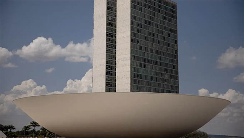 Imagem 1 -  Congresso envia ao STF documento se compromitente a identificar responsáveis por emendas. Ambas as casas legislativas prometeram que, do exercício financeiro de 2025 em diante não será mais possível empenhar emendas sem a identificação de padrinho e beneficiário final, principal problema apontado pelo Supremo na execução de emendas orçamentárias. A falta de transparência na liberação de emendas levou a um impasse com o Supremo, que impôs critérios mais rígidos para que os repasses pudessem ser feitos. Diante do impasse, a Lei Orçamentária Anual de 2025 (LOA) ainda não foi aprovada pelo Congresso.