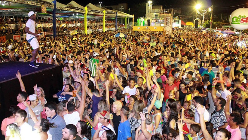 Imagem 1 - Entre as novidades do Carnavald e Apodi deste ano, destacam-se mais de 200 agentes de segurança por dia, garantindo a tranquilidade dos foliões com Polícia Militar, Polícia Civil, Bombeiros, e Segurança Privada e monitoramento por câmeras que estarão estrategicamente posicionadas em pontos de grande circulação de foliões. As câmeras irão garantir maior controle e prevenção de incidentes, toda a cidade será monitorada durante o Carnaval. A folia em Apodi começa nesta sexta (28) com Xand Avião, Jonas Esticado e Inala. Imagem 1 - Entre as novidades do Carnavald e Apodi deste ano, destacam-se mais de 200 agentes de segurança por dia, garantindo a tranquilidade dos foliões com Polícia Militar, Polícia Civil, Bombeiros, e Segurança Privada e monitoramento por câmeras que estarão estrategicamente posicionadas em pontos de grande circulação de foliões. As câmeras irão garantir maior controle e prevenção de incidentes, toda a cidade será monitorada durante o Carnaval. A folia em Apodi começa nesta sexta (28) com Xand Avião, Jonas Esticado e Inala.