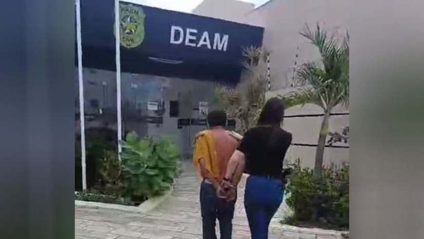 Imagem 1 -  Condenado a mais de 17 anos de prisão por abusar da enteada de 12 anos é preso em Mossoró. A prisão do criminoso aconteceu na terça-feira (26). Ele foi condenado a uma pena de 17 anos, 6 meses e 18 dias de reclusão em regime fechado e estava foragido desde 20 de setembro de 2024. De acordo com as investigações, os crimes ocorreram entre os anos de 2018 e 2019. A vítima passou a residir com a mãe e o padrasto para auxiliar nos cuidados com a mulher, que havia sofrido um AVC. Segundo a polícia civil, os abusos aconteciam durante a noite, no quarto do casal, onde a vítima dormia ao lado da mãe enferma. Para evitar ser descoberto, o agressor administrava substâncias sedativas à então esposa, garantindo que ela dormisse profundamente enquanto cometia os crimes.  