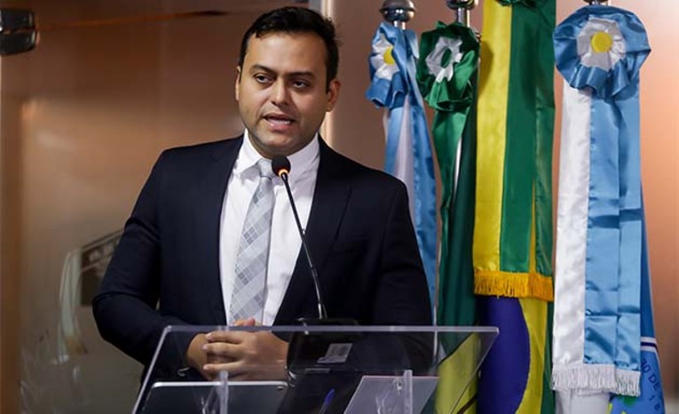 Imagem 1 -  Em seu pronunciamento na Câmara Municipal, o vereador Thiago Marques lamentou o encerramento das operações da Azul Linhas Aéreas no Aeroporto Dix-sept Rosado, em Mossoró. Diante desse cenário, o parlamentar mencionou sugestões endereçadas à governadora Fátima Bezerra, como o envio de uma proposta concreta com relação a redução da alíquota do Querosene de Aviação (QAV). 
