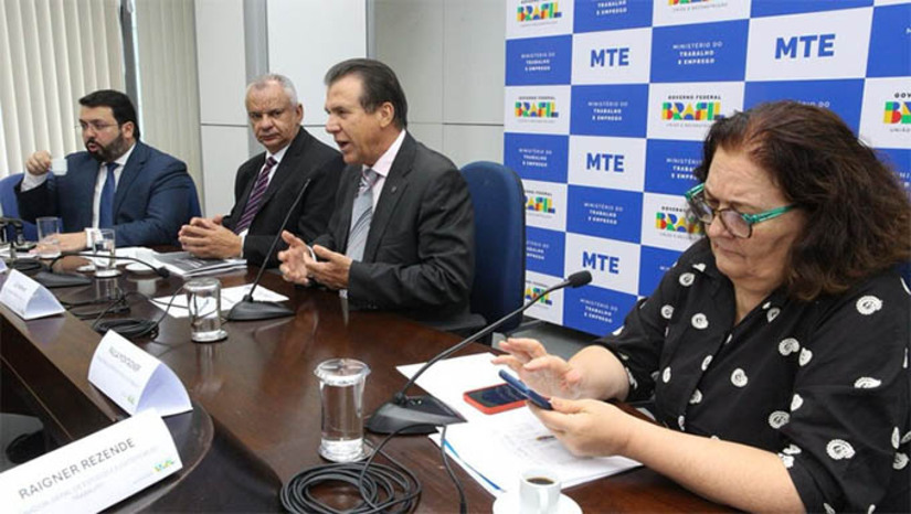 Imagem 1 - 12,1 milhões de trabalhadores serão beneficiados com liberação de R$ 12 bilhões do FGTS. Os pagamentos começarão já na quinta-feira, dia 6 de março, e beneficiarão trabalhadores que optaram pelo saque-aniversário e foram demitidos, tendo o saldo do FGTS retido. A medida foi anunciada pelo ministro do Trabalho e Emprego, Luiz Marinho, nesta quarta-feira (26), durante a apresentação dos dados de emprego do Caged. Uma Medida Provisória garantindo a liberação será publicada nesta sexta-feira (28). Imagem 1 - 12,1 milhões de trabalhadores serão beneficiados com liberação de R$ 12 bilhões do FGTS. Os pagamentos começarão já na quinta-feira, dia 6 de março, e beneficiarão trabalhadores que optaram pelo saque-aniversário e foram demitidos, tendo o saldo do FGTS retido. A medida foi anunciada pelo ministro do Trabalho e Emprego, Luiz Marinho, nesta quarta-feira (26), durante a apresentação dos dados de emprego do Caged. Uma Medida Provisória garantindo a liberação será publicada nesta sexta-feira (28).