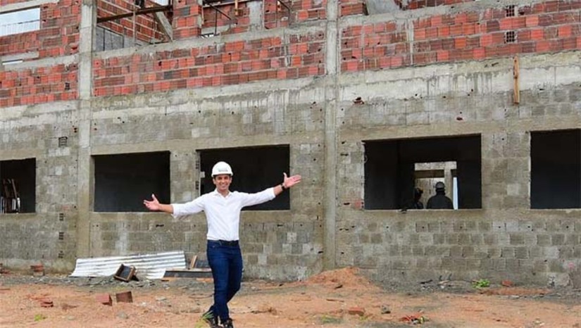 Imagem 1 -  As obras do Centro de Educação, Tecnologia e Capacitação (CETEC), começaram em maio de 2024 e seguem em ritmo acelerado. O Centro irá contemplar o ensino de robótica, tecnologia, inteligência artificial e outros para as crianças matriculadas nas escolas e creches do Município. ‘’Estamos construindo o CETEC, a maior obra de educação da história de Mossoró, que será referência em ensino de robótica, inovação e tecnologia. Queremos transformar Mossoró em referência em inovação’’, frisou Allyson. 