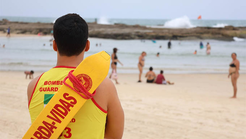 Imagem 1 -  Aumento do fluxo de banhistas eleva o risco de afogamentos, alerta CBM. O Corpo de Bombeiros do Rio Grande do Norte está reforçando o alerta à população sobre os cuidados necessários ao frequentar praias, lagoas e açudes, principalmente no período de carnaval. "Neste período de festividades, queremos que todos aproveitem com segurança. Evitar locais não supervisionados, respeitar as sinalizações e nunca misturar bebida alcoólica com banho são atitudes que podem salvar vidas”, disse o diretor de operações do CBMRN, coronel Lucena.