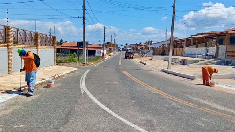 Imagem 1 -  A prefeitura de Tibau está preprando a tradicional rua do Brisa, para a realização do Carnaval 2025. Em parceria com comerantes locais, a rua receberá toda estrutura para a festa. E para garantir o conforto e a segurança dos foliões que escolheram passar o carnaval em Tibau, a Prefeitura Municipal está proporcionando  ajustes na iluminação pública, pintura de canteiros, serviços de varrição e podagem de árvores, além da retirada de entulhos. A Prefeitura também irá instalar tendas para os foliões, além de disciplinadores de contenção para organizar o trânsito de pedestres e veículos.