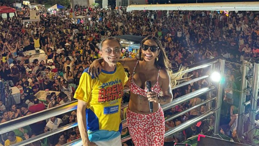 Imagem 1 -  “O melhor carnaval do RN está de volta. E esse não é apenas o slogan da festa, é o sentimento que toma conta da cidade. O resgate do arrastão saindo da Praia de Upanema e indo até o cais e a volta dos camarotes, tudo isso faz com que o carnaval de Areia Branca tenha essa proporção que estamos vendo em todo o Rio Grande do Norte”, pontuou o prefeito Souza. O Carnaval de Areia Branca começa oficialmente nesta sexta (28), com o “Arrastão de Blocos”, que será comandado pela cantora Alinne Reis logo após as finais do Campeonato de Blocos.