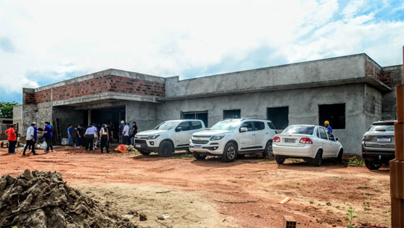 Imagem 1 - “A Policlínica do grande Alto de São Manoel é um sonho da população de toda a região”. O prefeito interino de Mossoró, Marcos Medeiros, realizou visita, na tarde desta sexta-feira (28), às obras da nova Policlínica. O prédio está sendo construído na avenida Francisco Mota, na BR-110, no grande Alto de São Manoel, com investimento de R$ 7 milhões. A Policlínica ofertará atendimentos em diversas especialidades médicas, tais como: Angiologia, Cardiologia, Dermatologia, Endocrinologia, Ortopedia, Radiologia e Urologia. Além disso, vai dispor de realização de exames como raio-x digital e endoscopia. Imagem 1 - “A Policlínica do grande Alto de São Manoel é um sonho da população de toda a região”. O prefeito interino de Mossoró, Marcos Medeiros, realizou visita, na tarde desta sexta-feira (28), às obras da nova Policlínica. O prédio está sendo construído na avenida Francisco Mota, na BR-110, no grande Alto de São Manoel, com investimento de R$ 7 milhões. A Policlínica ofertará atendimentos em diversas especialidades médicas, tais como: Angiologia, Cardiologia, Dermatologia, Endocrinologia, Ortopedia, Radiologia e Urologia. Além disso, vai dispor de realização de exames como raio-x digital e endoscopia.