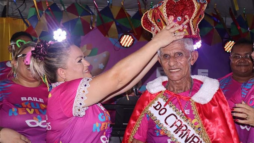 Imagem 1 -  A festa começou à tarde com o Educarnaval, bloco da rede municipal de ensino, no qual os alunos saíram às ruas com fantasias coloridas e criativas. Logo depois, no largo da Secretaria de Assistência Social, ocorreu o Baile da Melhor Idade, com o Grupo Reviver e a animação de Tonny Dilmar. Na sequência, foi a vez do Bloco Quer Vir Venha abrilhantar a primeira noite de folia na cidade, levando uma explosão de alegria e irreverência para a avenida. E para finalizar a noite de estreia do carnaval com chave de ouro, a banda Bota pra Torar assumiu o comando da festa até as primeiras horas da manhã.