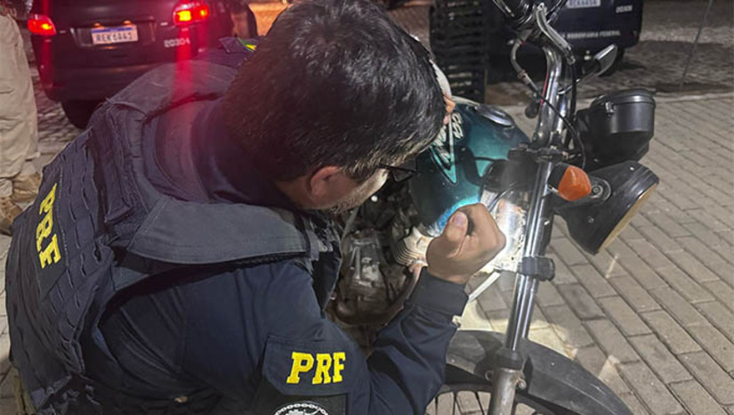 Imagem 1 - PRF recupera motocicleta adulterada e prende suspeito em Apodi. O caso aconteceu nesta final de semana. Durante a abordagem, os policiais constataram que a motocicleta modelo HONDA/CG 125 apresentava adulterações nos sinais identificadores. O condutor, um homem de 42 anos, foi detido e encaminhado à Delegacia de Polícia Civil de Apodi, onde responderá pelos procedimentos cabíveis. Imagem 1 - PRF recupera motocicleta adulterada e prende suspeito em Apodi. O caso aconteceu nesta final de semana. Durante a abordagem, os policiais constataram que a motocicleta modelo HONDA/CG 125 apresentava adulterações nos sinais identificadores. O condutor, um homem de 42 anos, foi detido e encaminhado à Delegacia de Polícia Civil de Apodi, onde responderá pelos procedimentos cabíveis.